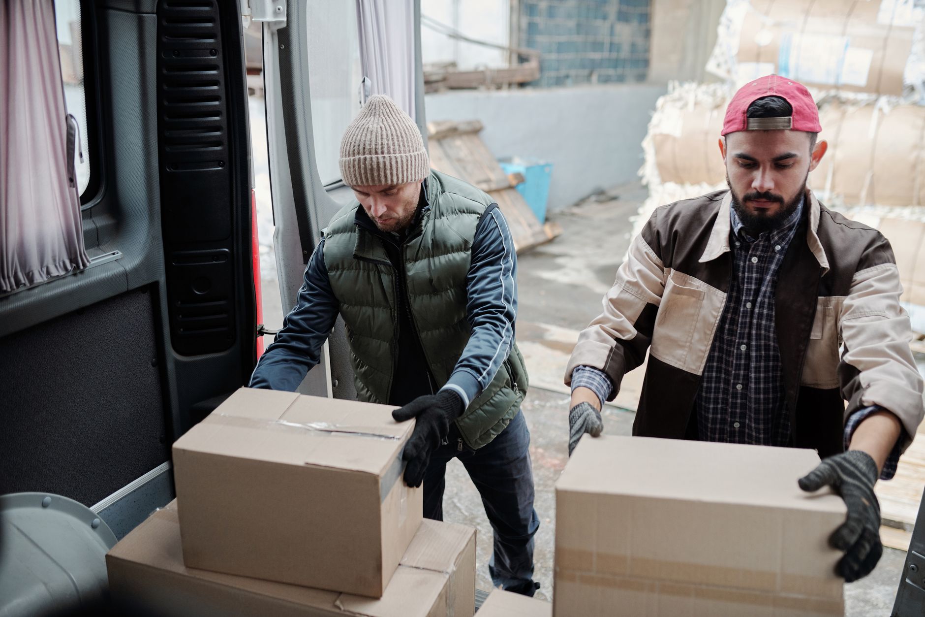 Djelatnica pakira paket na pultu poslovnice Paketora